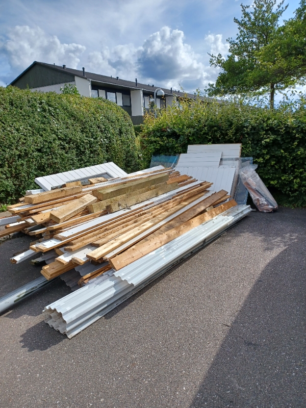 Afhentning af affald fra vej gammel udestue