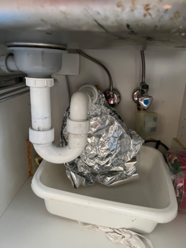 Afløb under køkken vask og badeværelse vask utæt. Vand løber langsom fra køkkenvask