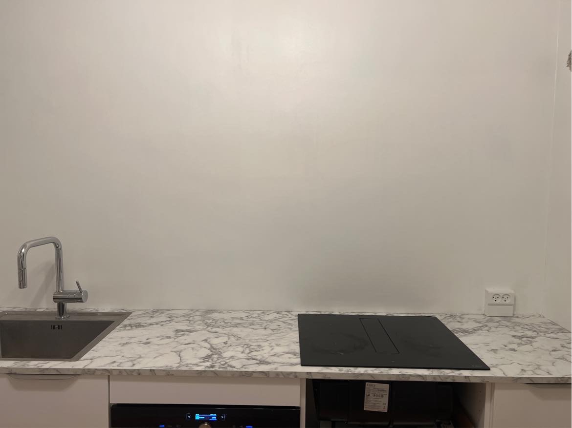 Jeg skal have sat fire overskabe op i mit køkken. De er samlet.