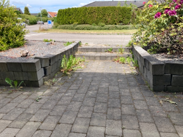 Forhave samt terrasse, evt nye sten og udvidelse af terrasseområde