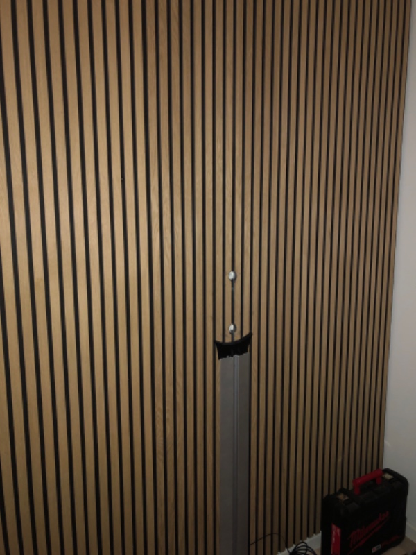 Ophæng af 55 “ Samsung tv på vogel svingam  ophæng. I gas beton på en træ akustisk plade.