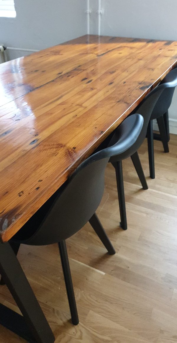 Flyttehjælp til plankebord og 6 stole