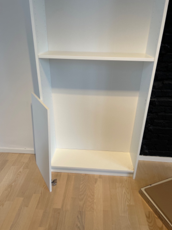 Montering af låger på reol