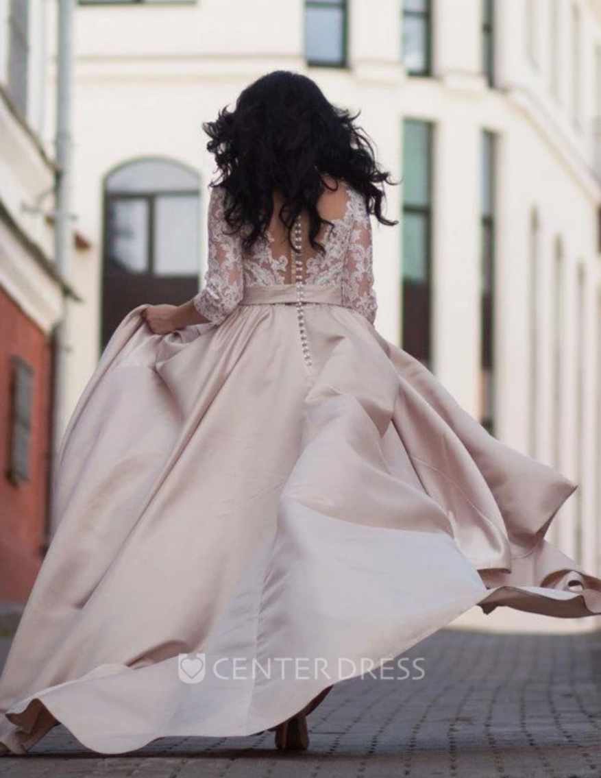 En brudekjole. Sys fra bunden af.