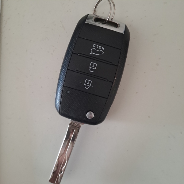Reparation af to fjernbetjente bilnøgler (Kia Ceed)