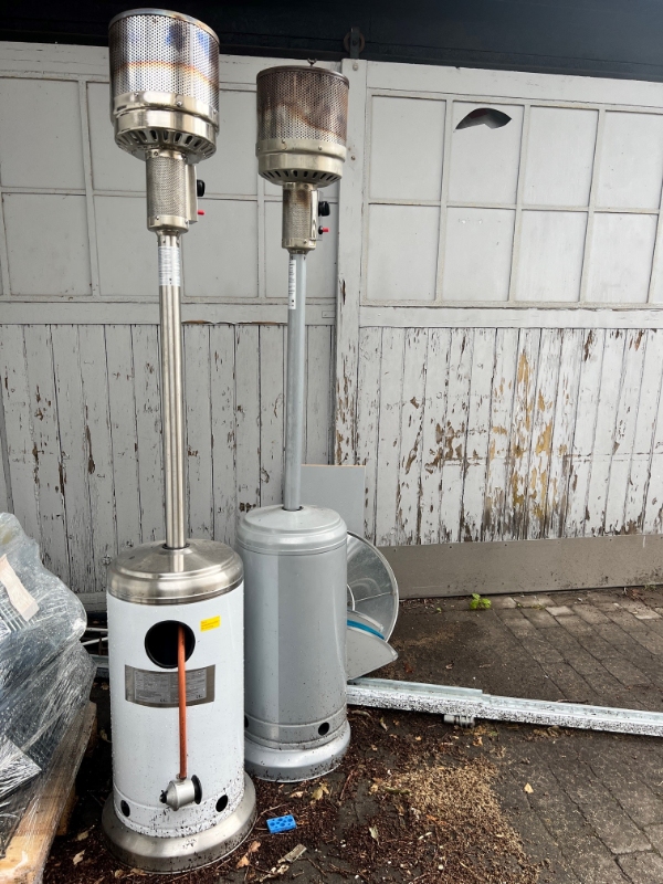 en lang trækasse (3m) skal hentes, samt nogle 3 træpaller og 2 varmeblæsere