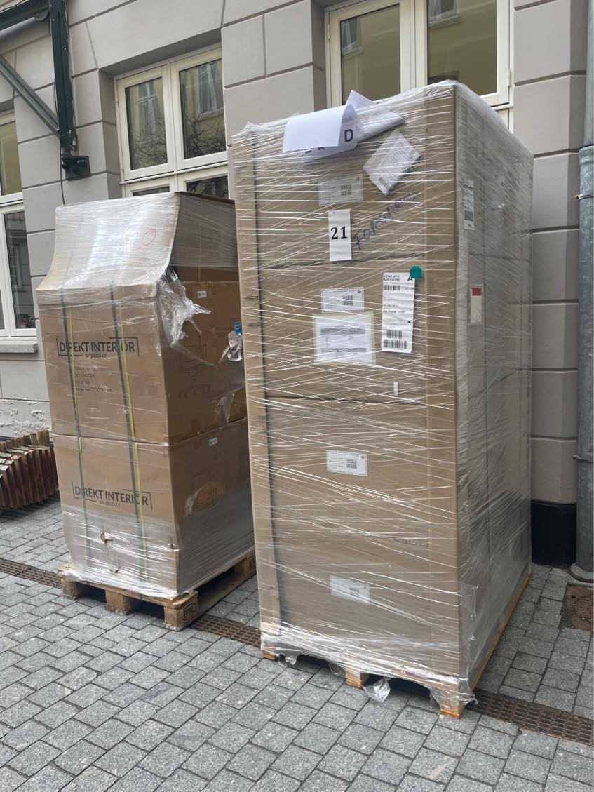 Bære 20 kasser á ca 15kg til 4.sal