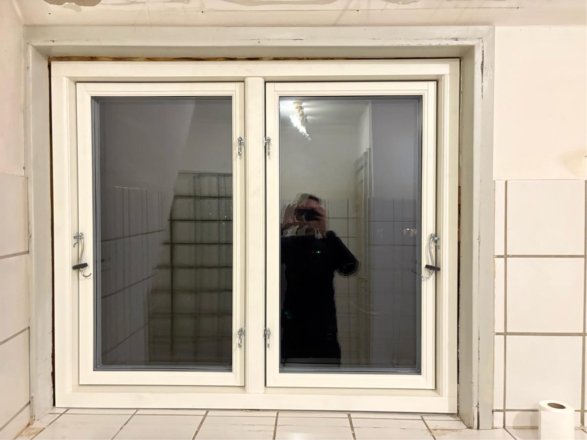 Opsætning af filt og efterfølgende maling på badeværelse