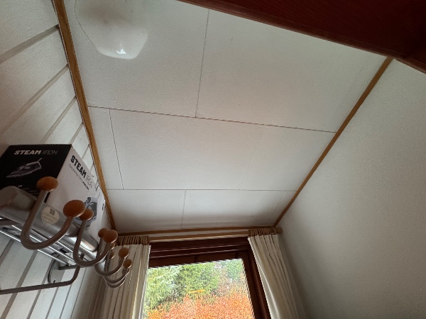 Opsætning af huntonit loft ovenpå på eksisterende loft.