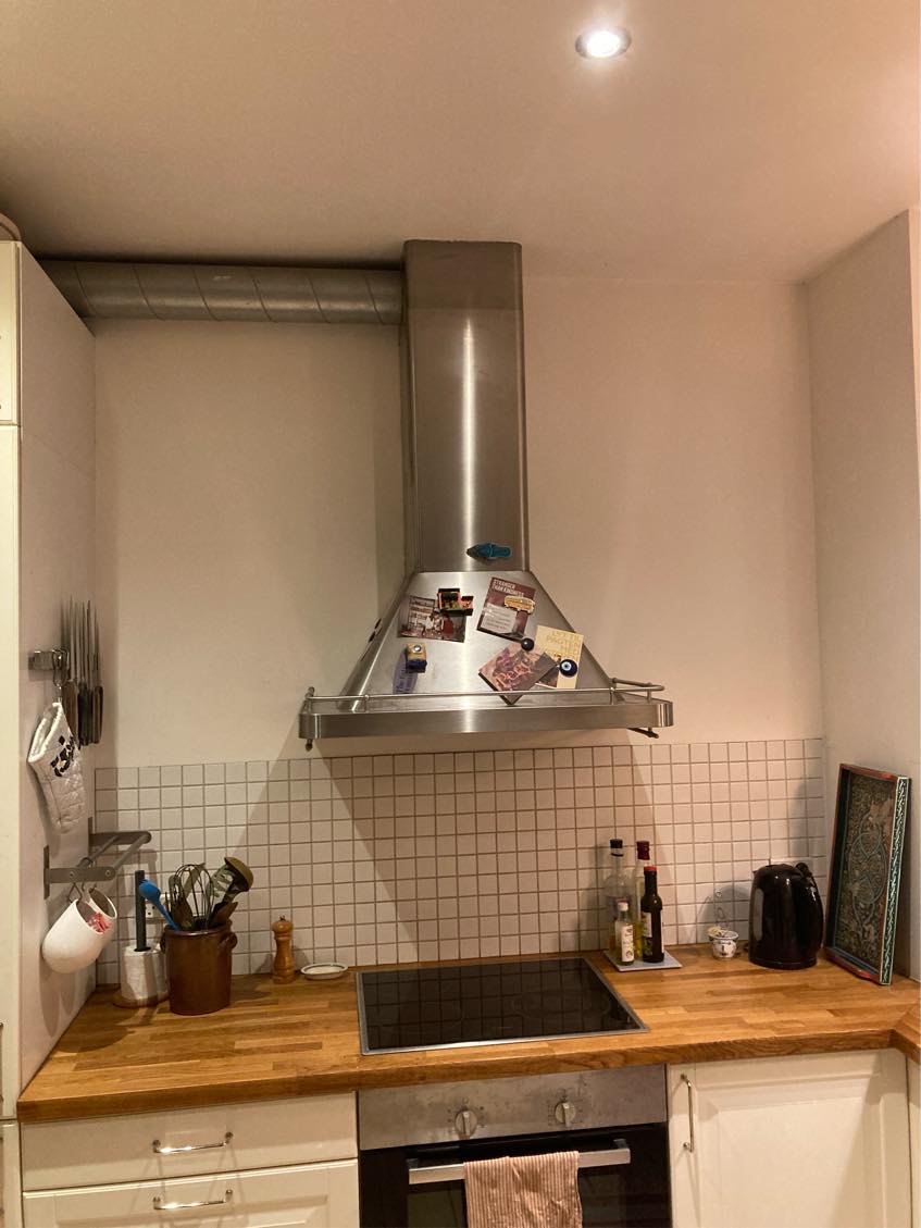 Afmontering af emhætte og montering af indbygget emhætte i skab