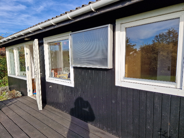 Udskiftet vinduer på kolonihavehus samt boret huller til skyggesejl