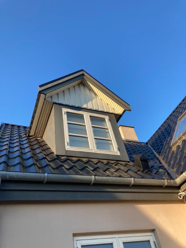 Male træværk på hus