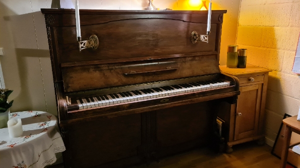 Afhentning af Søren Jensen klaver med jernramme til bortskaffelse