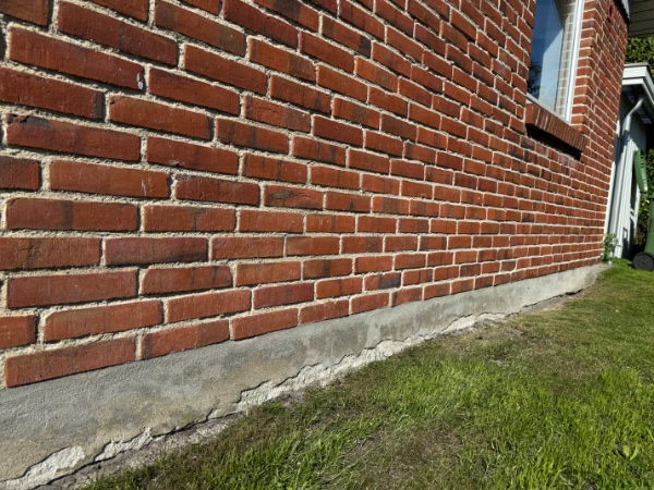 Reparation og pudsning af afskallet sokkel