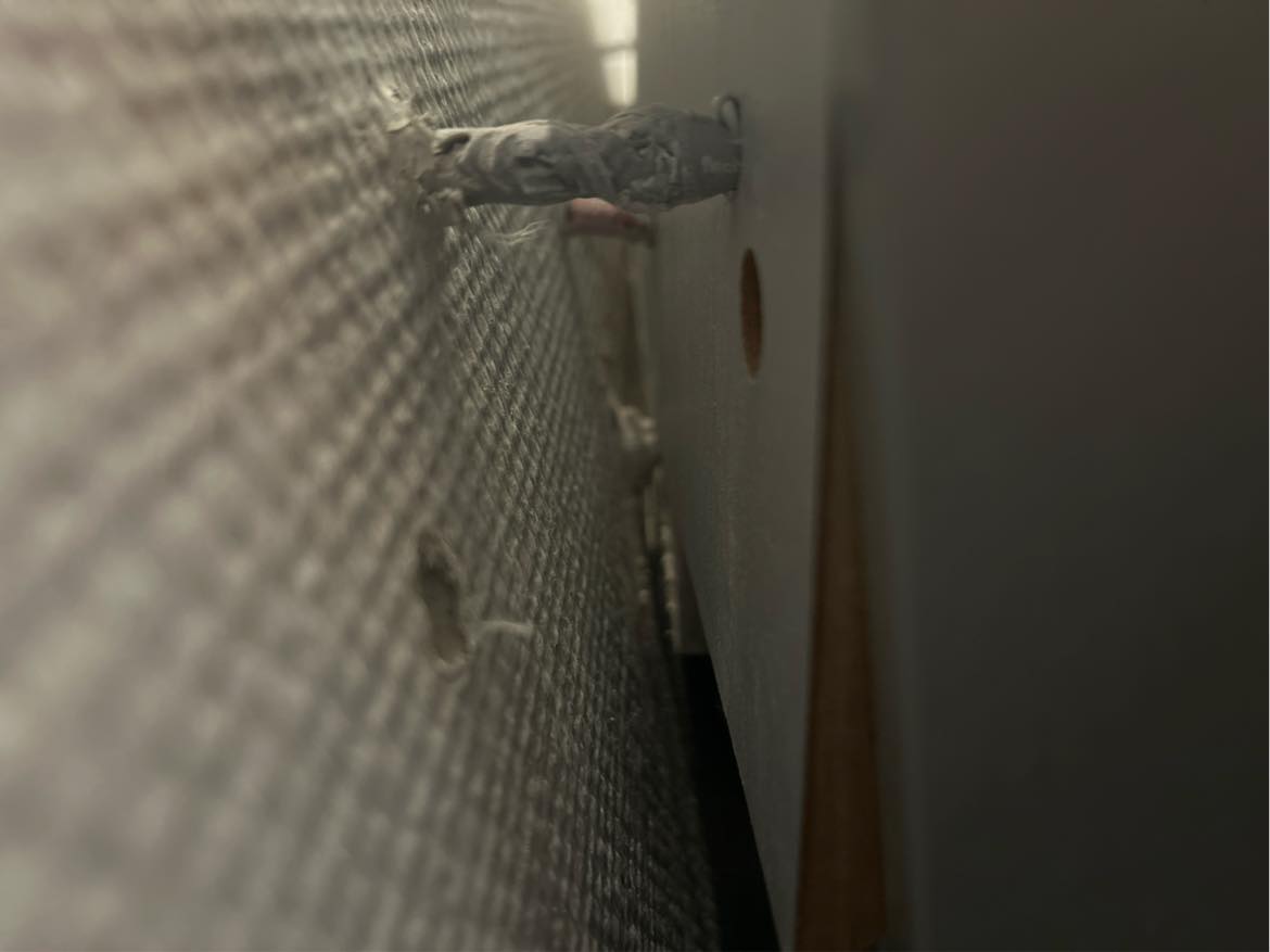 Toiletvask hælder ud fra væg