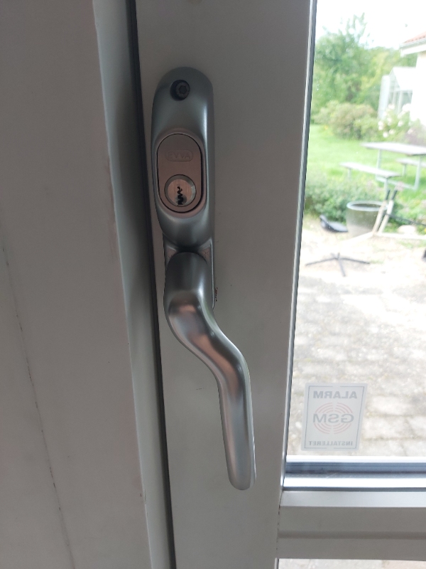 Dørhåndtag med indvendig lås på teressedør skal udskiftes. Dør skal nok justeres. I parcelhus.