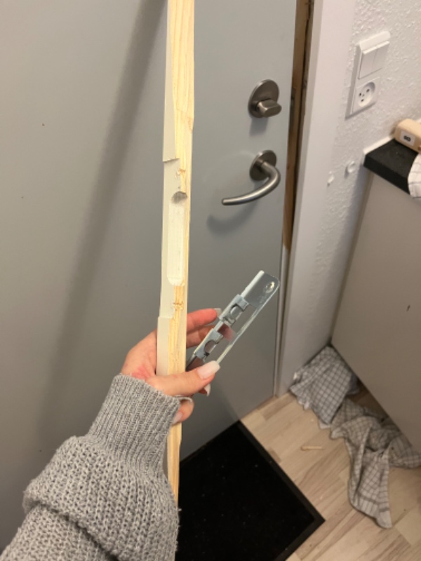 Dørkarm skal fixes- dør sparket ind