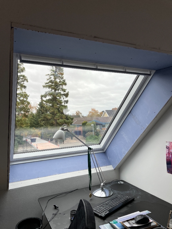 Spartling og maling af 4 Velux-vidue-indfatningspartier