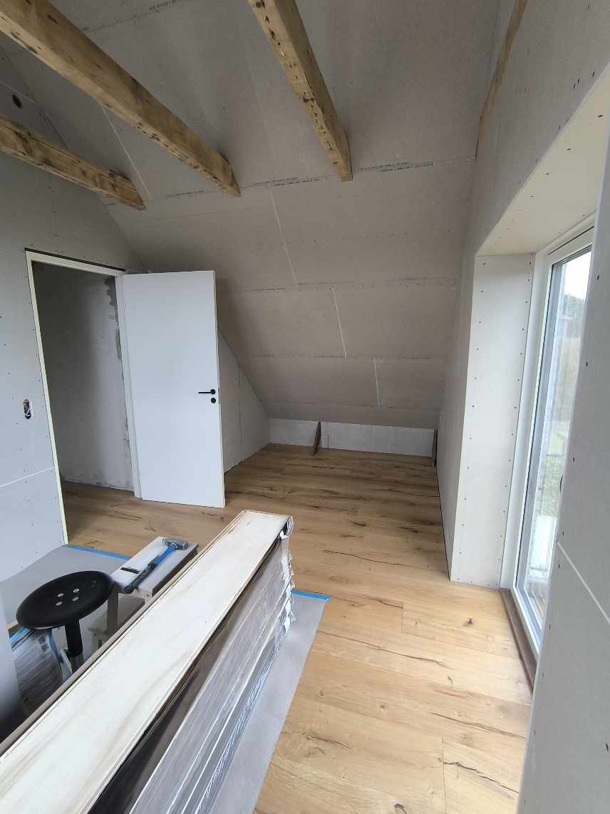 Opsætning af lister (ved gulv og døre)