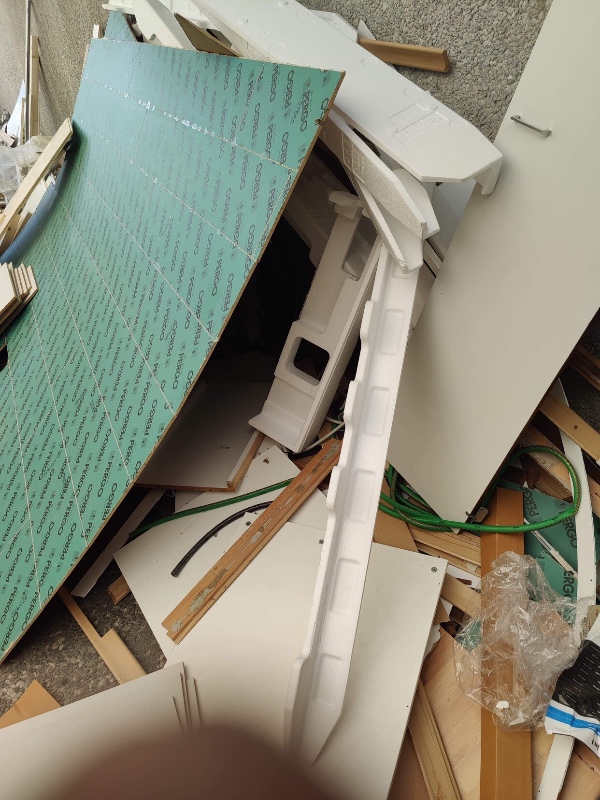 Der skal hentes byggeaffald fra renovering af hus. Trægulve; klædeskabe, et køkken og lidt beton