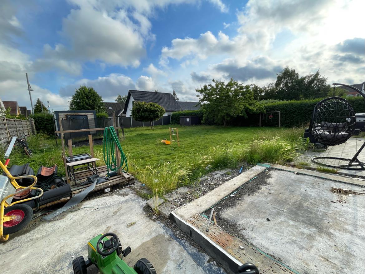 Ukrudtsfjernelse i forsømt have