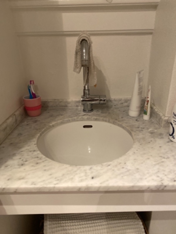 Afmontering af radiator og ny håndvask 