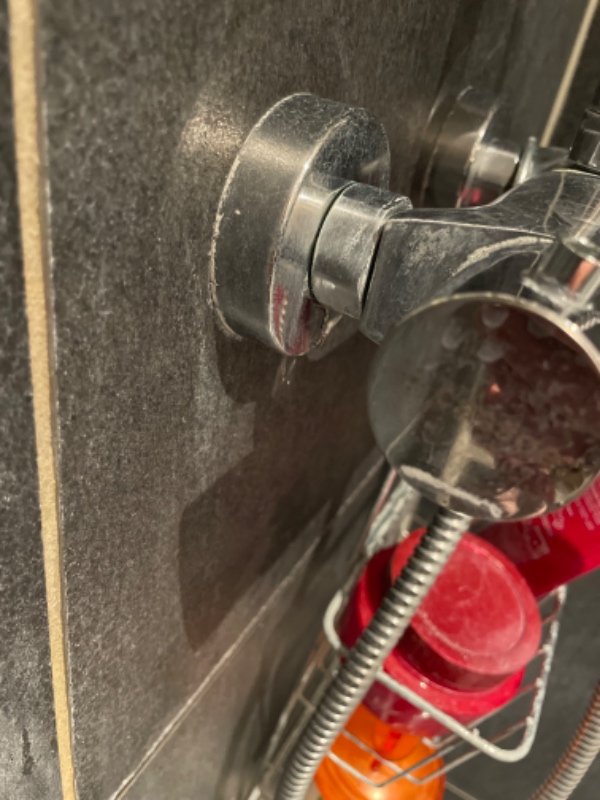 Blandingsbatteri drypper (brusekabine)