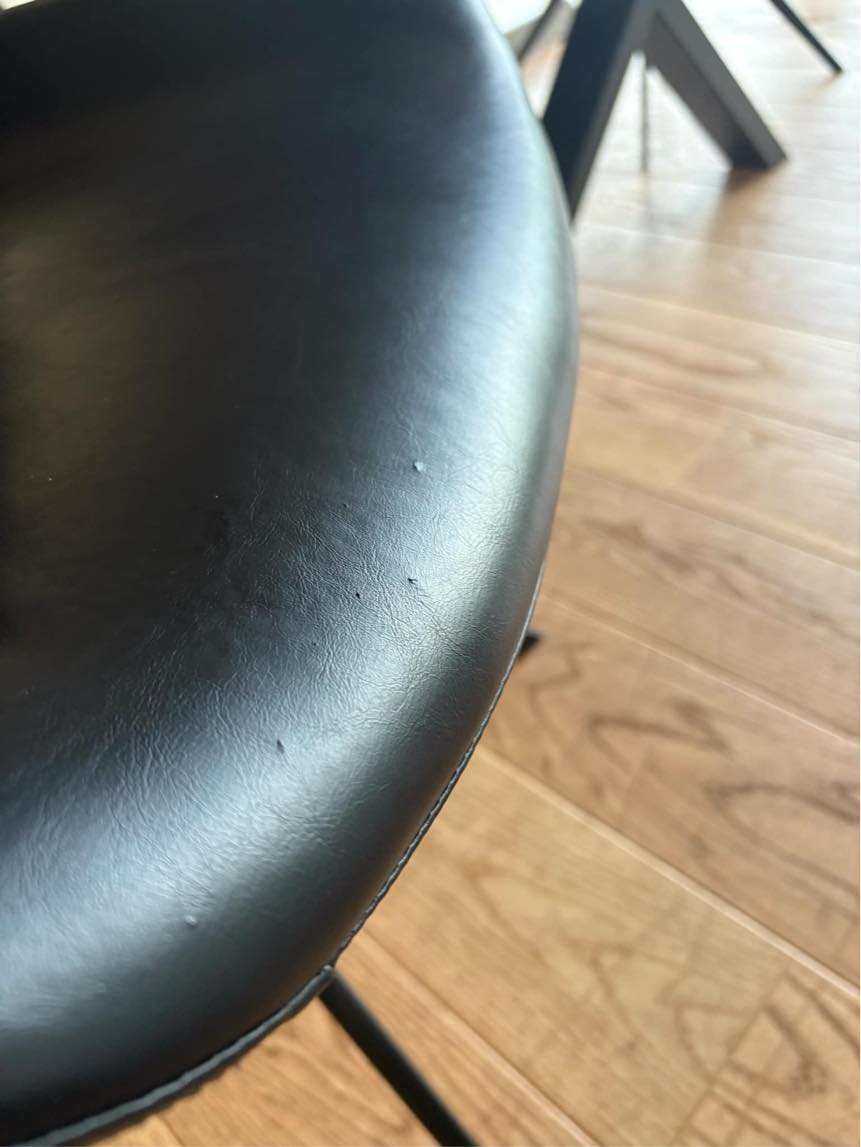 Reparation af læderstol (kattemærker)