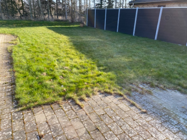 Afretning af kanter og fjernelse af græs der er vokset ud over fliser.