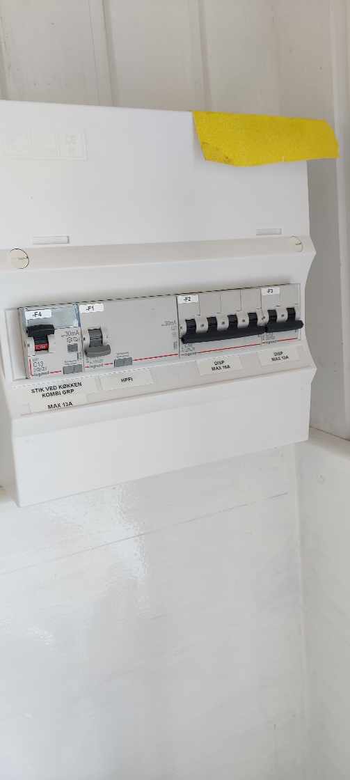 Tilslutte strøm til komfur.