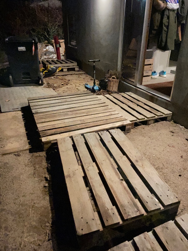 Oprydning rundt om hus og kørsel på genbrugsstation