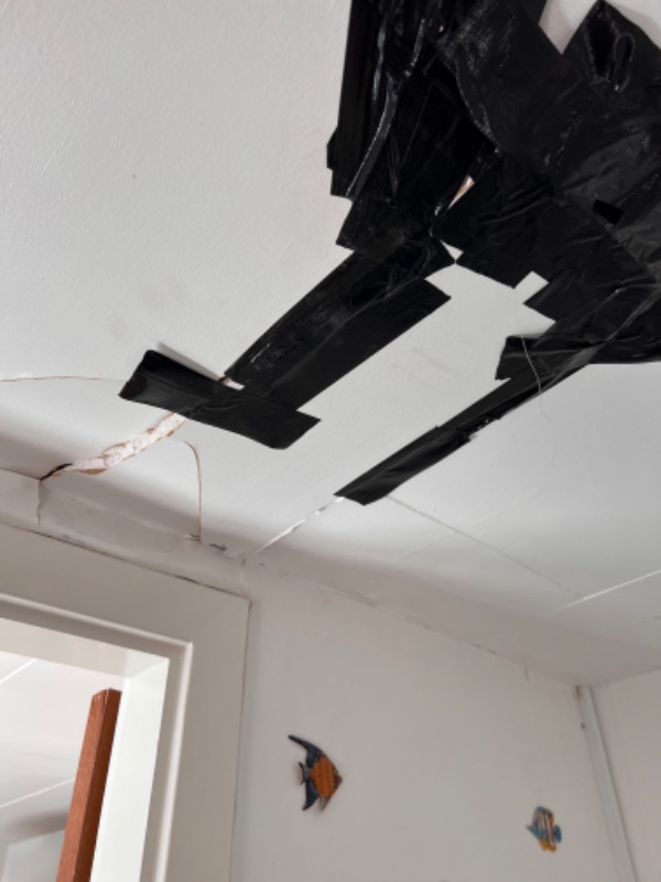 Reparation af knækket gipsplade i loft ved at jeg trådte skævt på loft