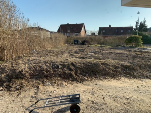 Bortkørsel af jord fra haven. Det er estimated at være 50-60 tones.