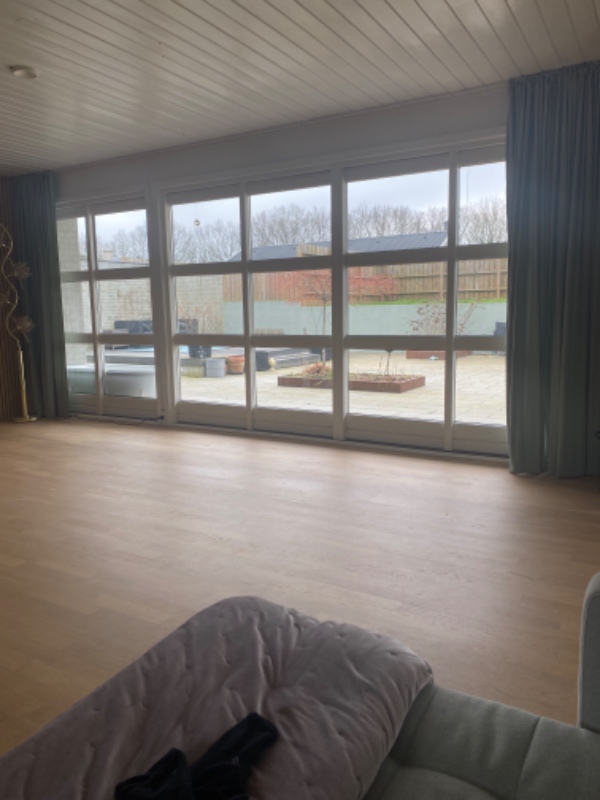 Rengøring af vinduer, samt inde i falsen