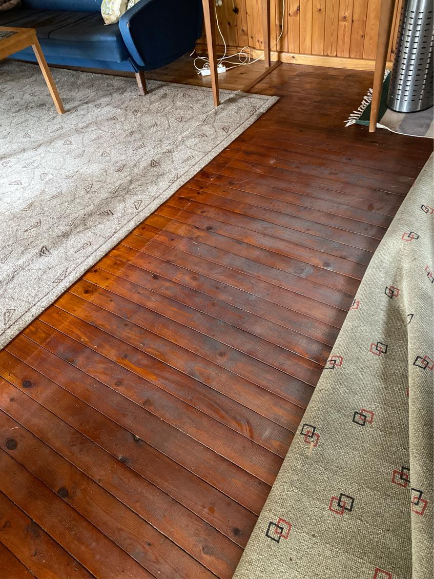 Afslebet gammelt fyrretræsgulv