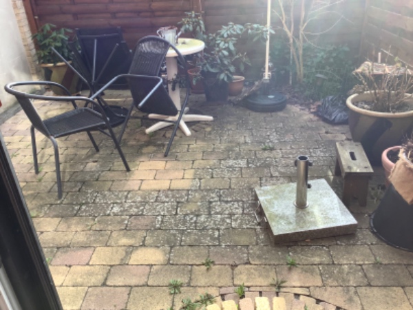 Terrasse, ca. 20 kvadratmeter. Ukrudt fjernes, planter i krukker ordnes.