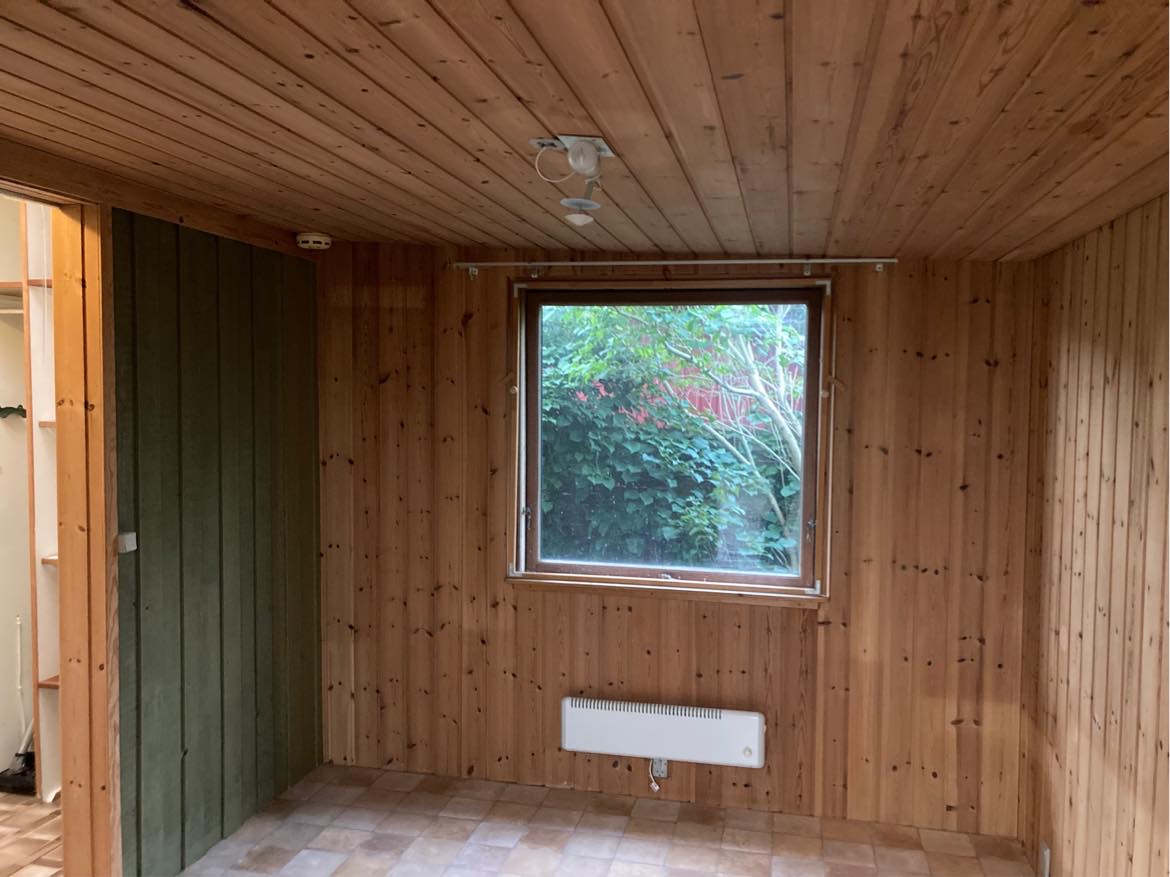 Malet kolonihavehus indendørs