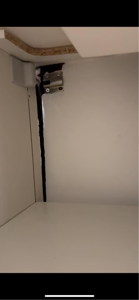 Badeværelsesskab hænger løst fra væg og bordplade