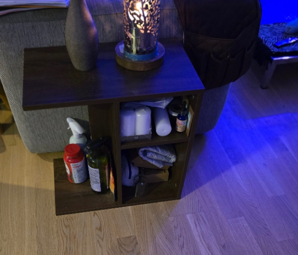 skrues hjuler til et lille sidebord og fastmonteret gitter som var blevet løst.