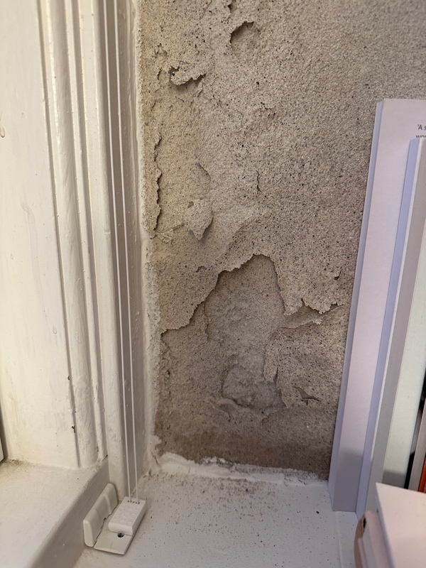 Rep af væg hvor puds sidder løst.
