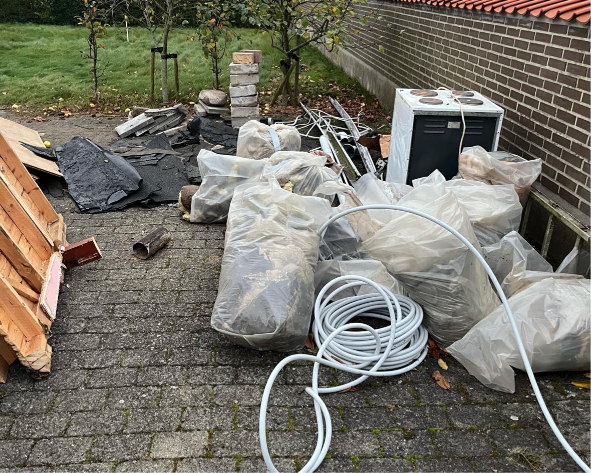 Smide affald på genbrugsplads