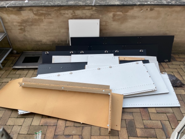 Bortskaffelse af skab.