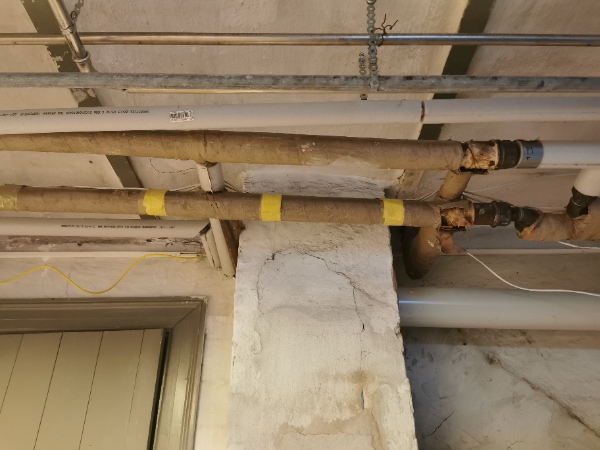 Fjerne asbest isolering af rør. Rør i alt 12M ( støvafskærmning med undertryk) samt rengøring i rum.