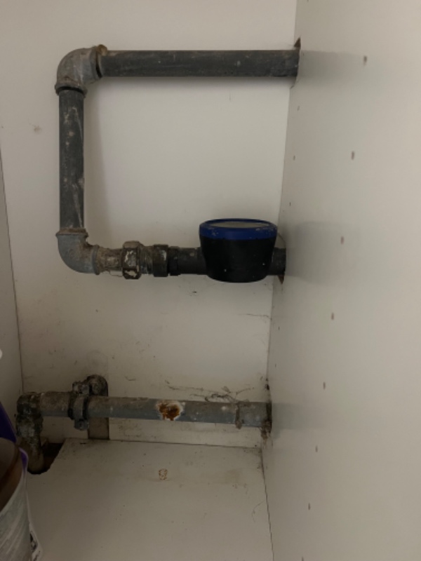 Udskiftning af utæt vandrør.