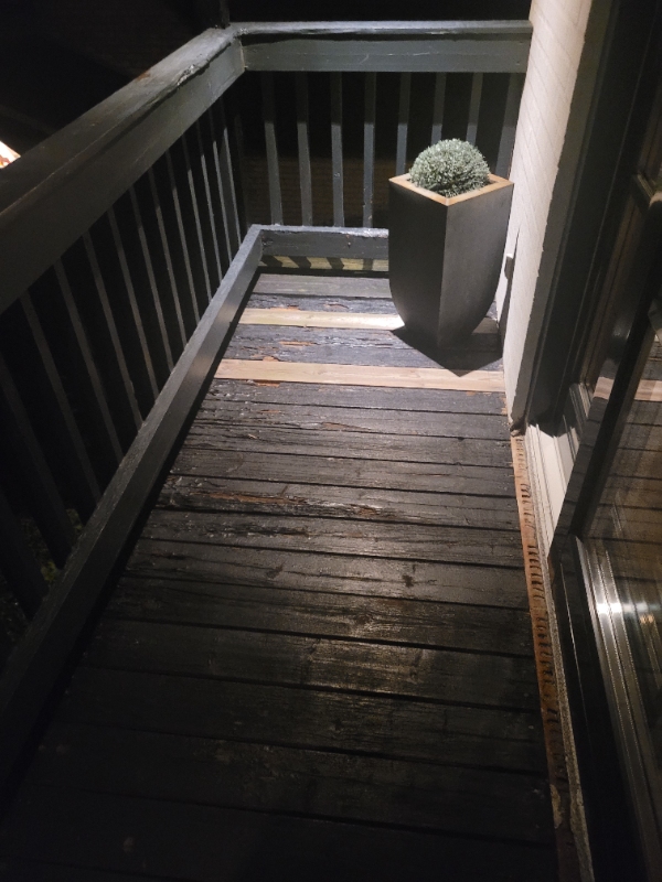 Udskiftning af terrasse brædder.