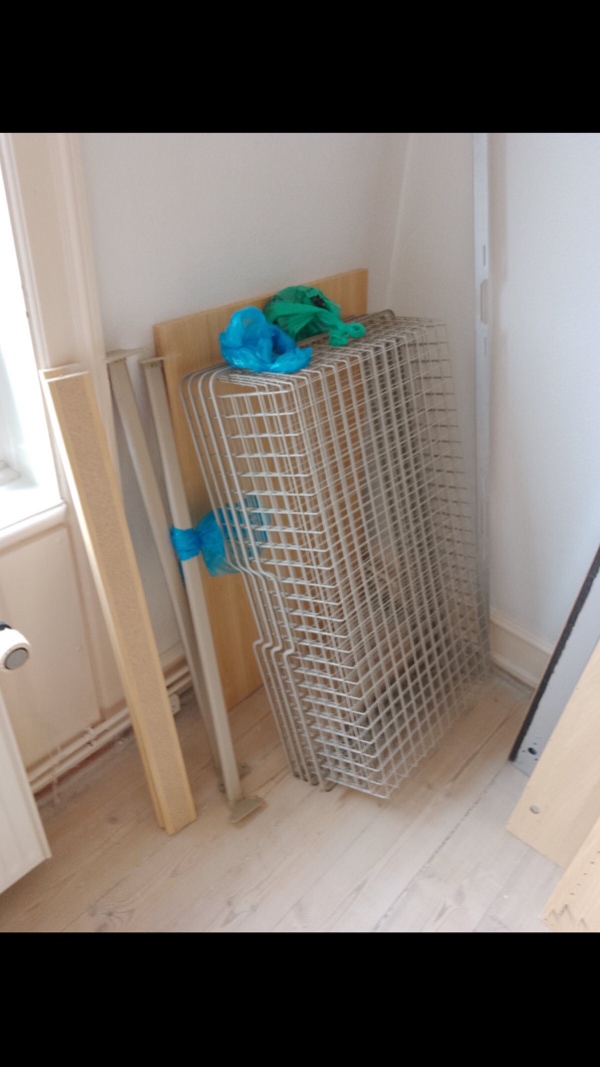 Flyttet garderobeskab. Skabet er skilt ad og skal flyttes fra København Ø til København NV.