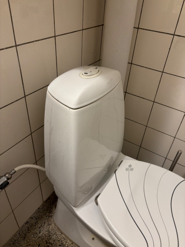 Opsætning af væghængt toilet, har der ikke tidligere været. Samt ophæng/montering af håndvask m/skab. Varerne er ikke leveret endnu