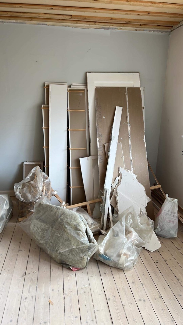 Afhentet bggeaffald fra en lejlighed på 2. Sal. En nedrevet væg, loftsplader fra to stuer,