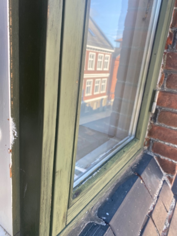 Maling af udendørs vinduer på 1.sal