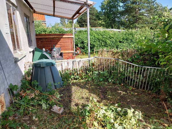 Opsætte billigt hegn mellem mig og nabo, Ca.4 m.  og lægge eksisterende fliser igen Ca.9m2.